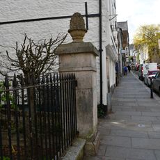 2 Forecourt Piers Of No 36