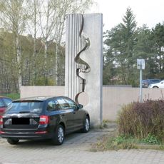 Betonová plastika u domu Antonína Sovy 3009 v České Lípě