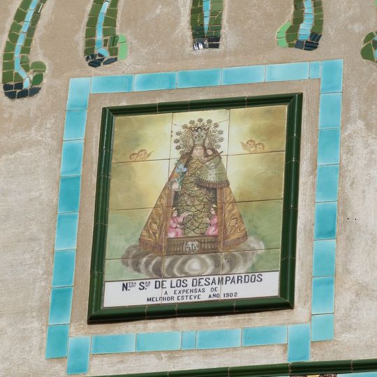 Ceramic panel of Our Lady of the Forsaken at Gómez Ferrer street
