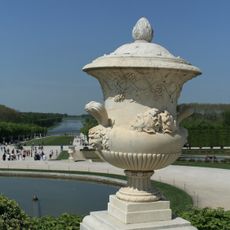 Vase aux masques et pampres de vigne