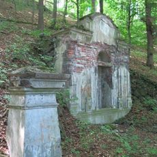 Kaplička v areálu zaniklých lázní Chmelnice