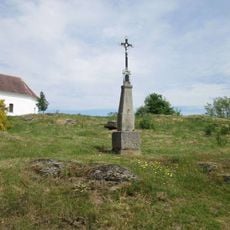 Kříž u Svéradic jižně od kaple
