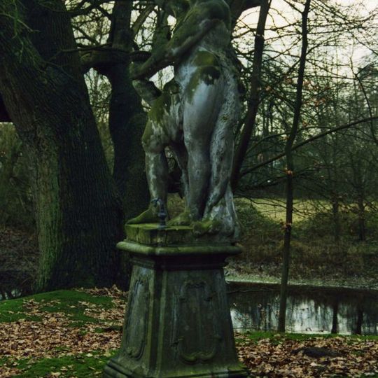 Zionsburg: tuinbeeld Apollo op sokkel