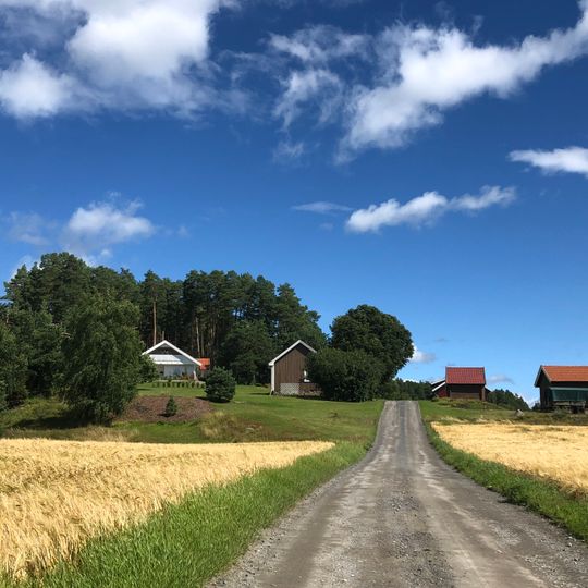 Jomfrulandsveien, Hole