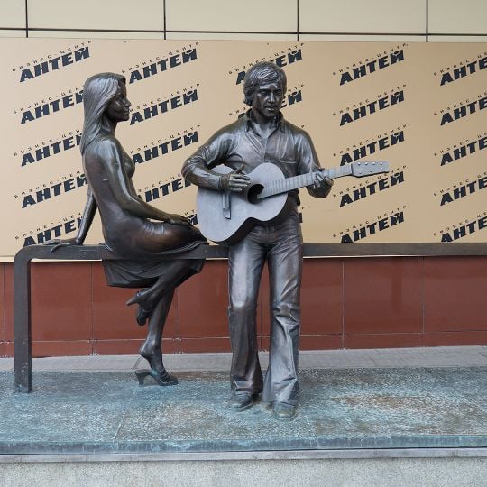 Vladimir Vysotsky and Marina Vlady monument