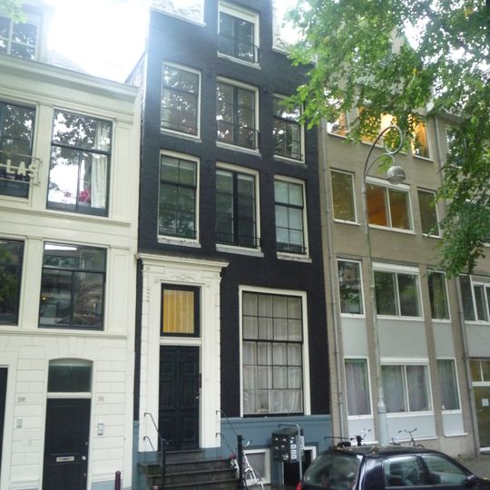 Pand met halsgevel met gedeelde vleugelstukken