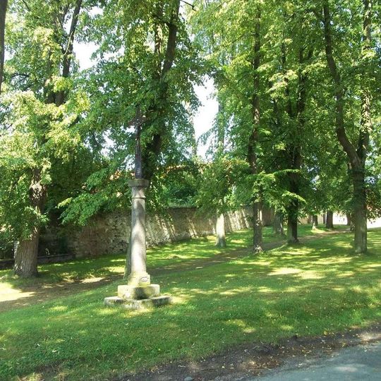 Kříž v Miroticích u rozcestí