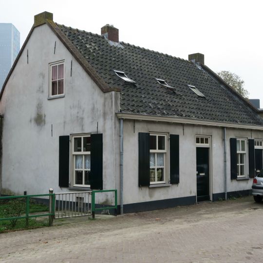 Wevershuisje met gepleisterde gevels en pannen zadeldak tussen puntgevels