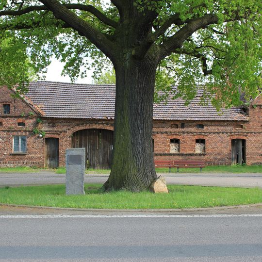 Bauernhaus und zwei Seitengebäude eines Vierseithofes Zur Friedenseiche 2