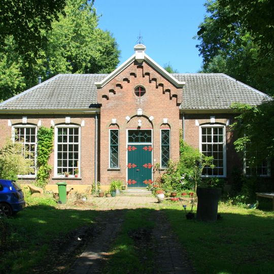 Openbare dorpsschool met hek