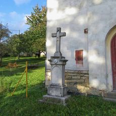 Kříž před kaplí v Řepové na křižovatce