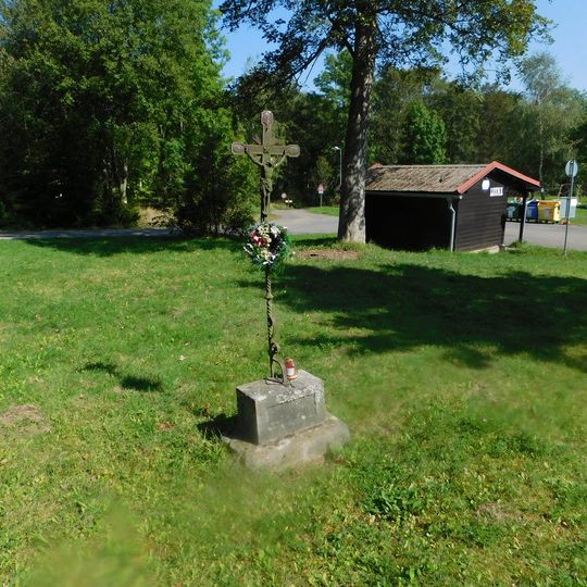 Kříž na místě zbořeného kostela v Louce