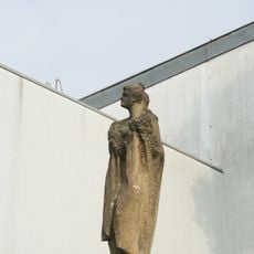 Plastika ženské postavy před bazénem v Hloubětíně