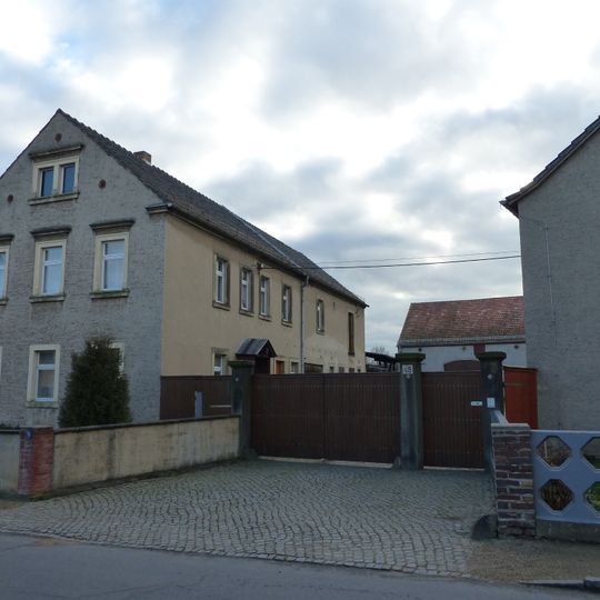Seitengebäude , Scheune, Hofeinfahrt und Hofmauer eines Bauernhofes Großenhainer Straße 45