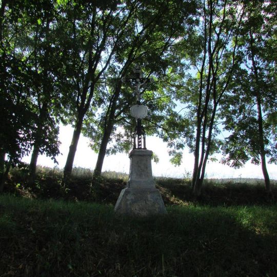 Kříž jižně od Útěchovic pod Stražištěm