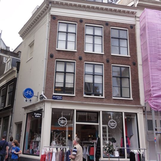 Hoekhuis onder schilddak, met gevels onder omlopende rechte klossenlijst