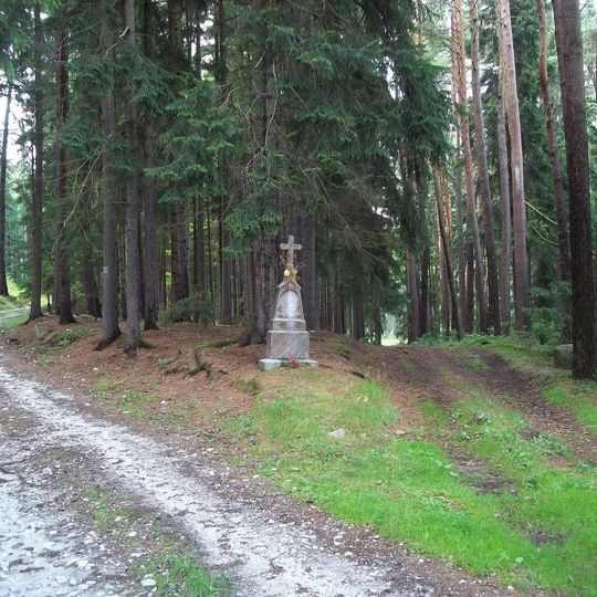 Kříž v lese západně od Kadova