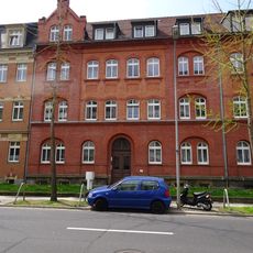 Mietshaus in geschlossener Bebauung mit Vorgarten Margaretenstraße 35