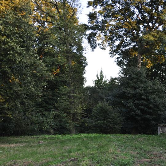 Park, układ wodny z pozostałościami stawów oraz tereny dawnego folwarku, sadów, ogrodów i łąk