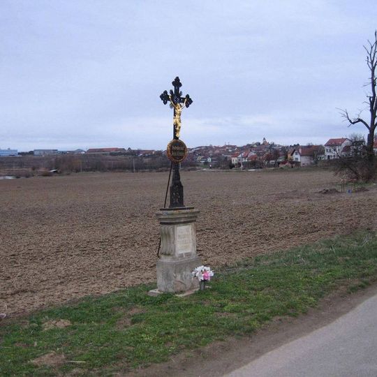Boží muka u místní cesty východně od vinařských sklípků v Bořeticích