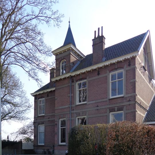 Villa met hekwerk gebouwd in een mengvorm van neorenaissance en chaletstijl