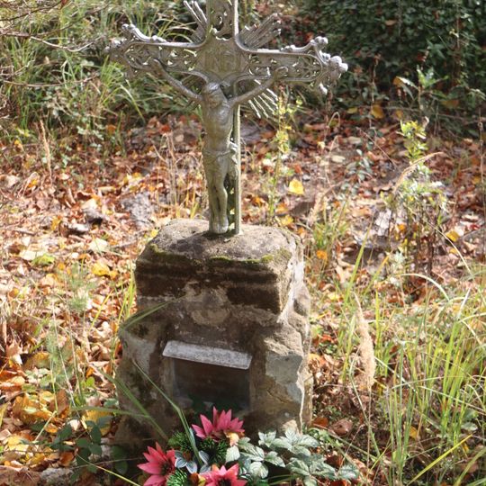 Kříž u cesty severně od Hlubokého