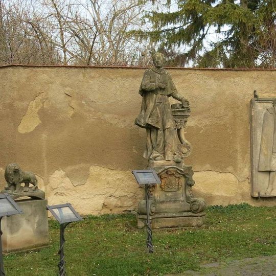 Socha svatého Karla Boromejského v lapidáriu u hradu v Budyni nad Ohří