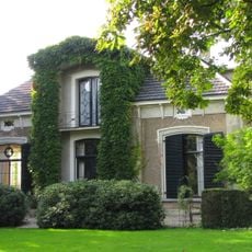 Woonhuis, voormalige pastoriewoning met aangrenzend voormalig koetshuis