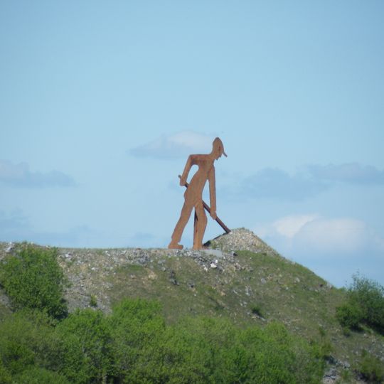 Langer Mann mit Schaufel