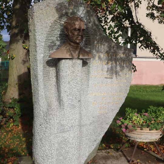 Památník Joachima Barranda u bývalé školy ve Skryjích