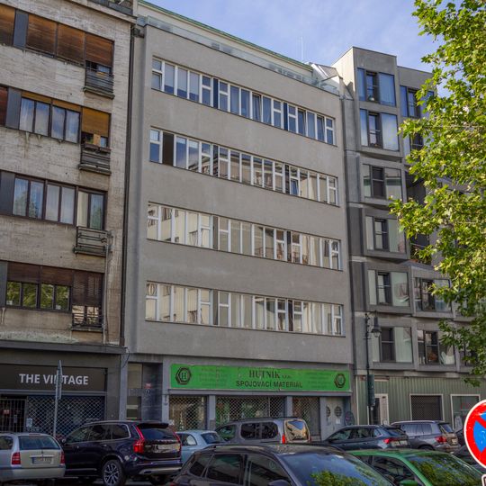 Funkcionalistický nájemní dům s obchody