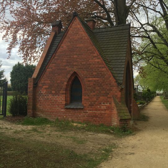 Leichenhaus, 14 Grabmale, zwei Grabanlagen, Gräberanlage für Gefallene des Zweiten Weltkrieges und Einfriedungsmauer Weinhübler Straße 18a