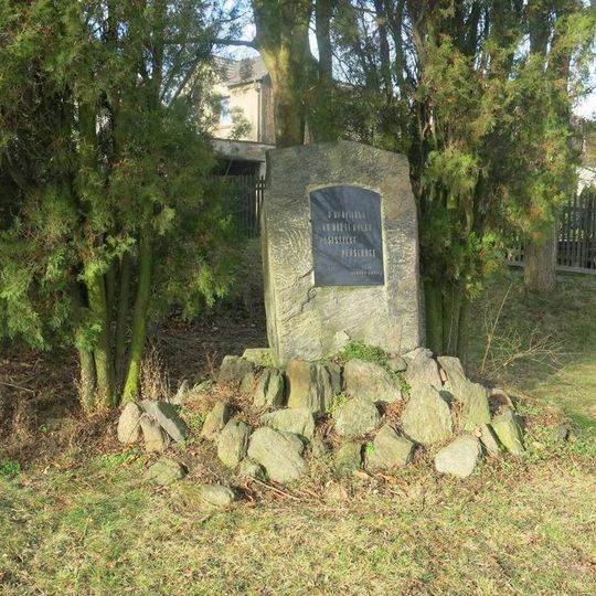 Pomník obětem fašismu na návsi ve Vysoké Peci