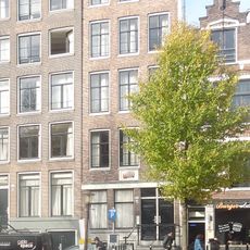 Pand met gevel onder rechte lijst