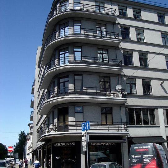 Īres nams ar birojiem un veikaliem