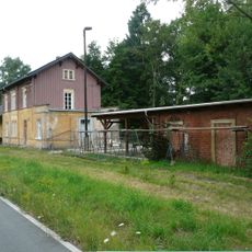Empfangsgebäude mit angebautem Güterschuppen sowie Anbau mit Warteraum und Stellwerk Bahnhofstraße 2, 4