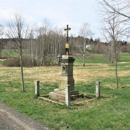 Kříž v aleji v jihozápadní části Lipové