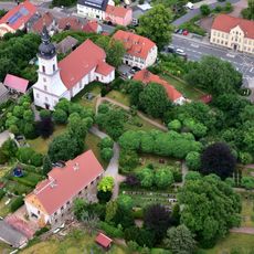Sachgesamtheit St. Michaeliskirche und Kirchhof Zehren, mit den Einzeldenkmalen: Kirche und Grabmäler der Fam. von Schleinitz (siehe Einzeldenkmalliste - Obj. 09267700, gleiche Anschrift), sowie den Sachgesamtheitsteilen: Kirchhof mit einigen alten