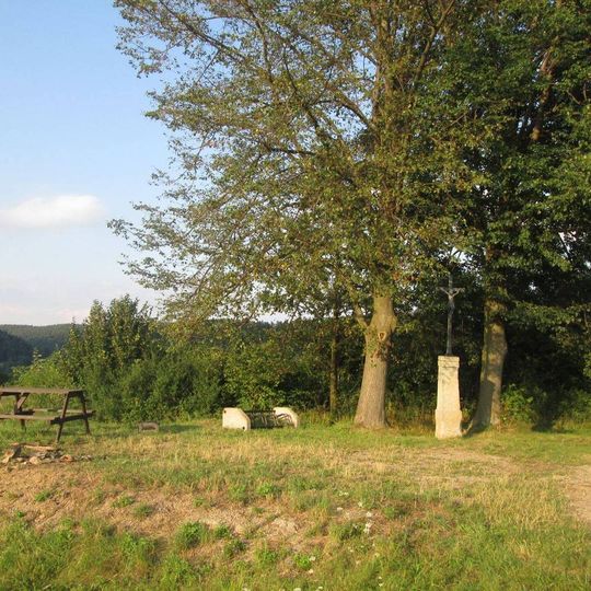 Kříž nad Popovicemi u polní cesty