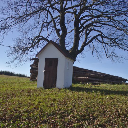 Kaplička nad Strážnou vedle hlavní silnice