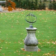 Vliek Castle: sundial