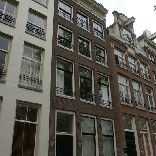 Pand met gevel onder rechte lijst met consoles en dakkapel