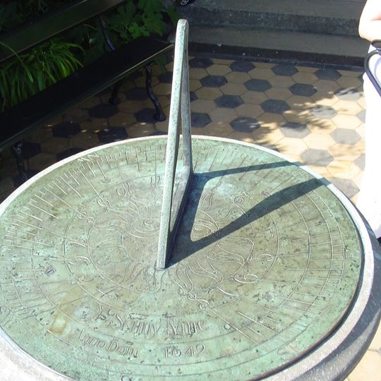 Twickel: bronzen zonnewijzer voor oranjerie