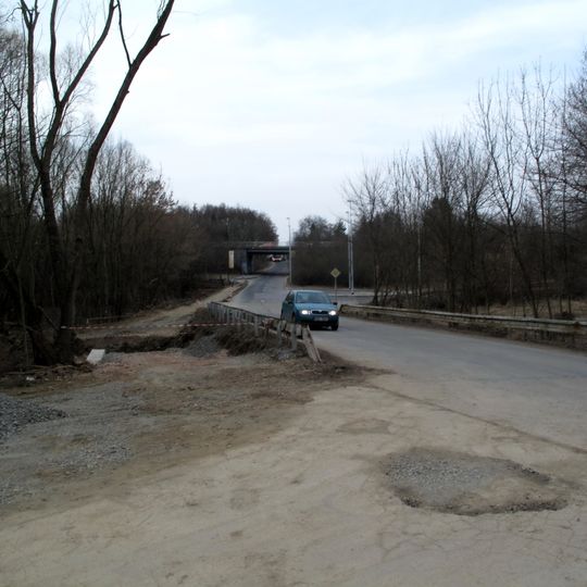 Most ulice K Horkám přes ulici K jezeru