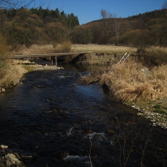Lávka naučné stezky Nové Heřminovy přes levé rameno Opavy