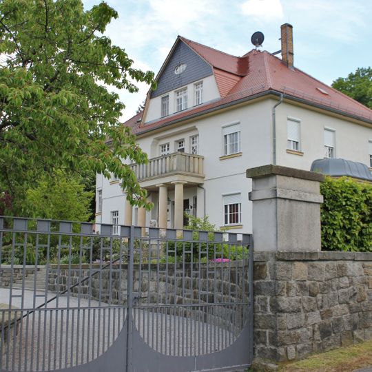 Villa mit Villengarten, Brunnenring und fränkischem Bogen Crostwitzer Straße 20