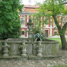 Kašna na nádvoří zámku Stekník
