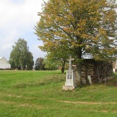 Kříž jižně od Zvíkova