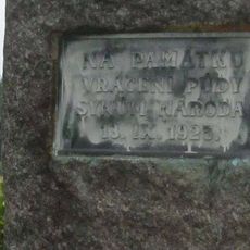 Památník pozemkové reformy jižně od Třebomyslic