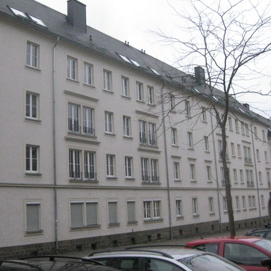 Drei Wohnhäuser in geschlossener Bebauung, ausgeführt als einheitliche Wohnhauszeile Hans-Sachs-Straße 36; 38; 40